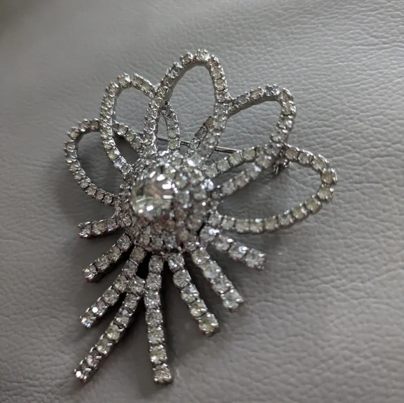 𝅺Solf Vintage Rhinestone Brooch - Picture 3 of 4